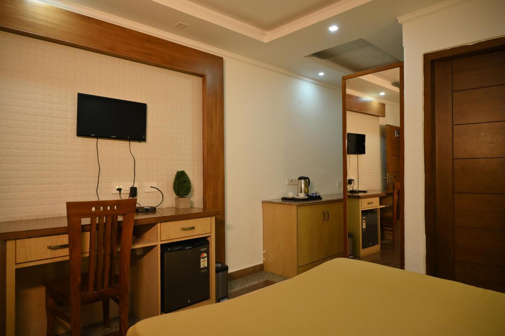Hotel Dh Dharamsala Zewnętrze zdjęcie